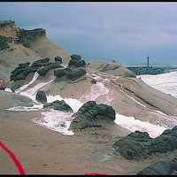 岩層中較堅硬的岩體在周圍岩石被侵蝕掉後大量出露於地表。此區因較接近海水面，在風浪較大時海浪經常會打到平台上，對遊客的安全產生威脅，因此畫有紅色警戒線警告遊客。