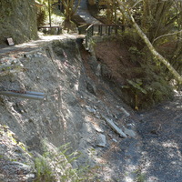 由於台灣造山作用劇烈地震頻繁，連帶也使得奧萬大地區岩層較為破碎，許多道路因下邊坡坍塌使得道路損毀。