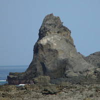 本岩體的表面較為光滑，因此是由岩漿冷卻而成的安山岩，而非火山集塊岩。集塊岩由粗粒岩屑與細粒火山灰膠結而成，因此岩體表面較為粗糙，粒徑差異大。