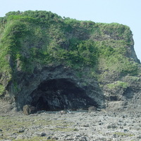 海岸邊的海蝕洞，為岩體受到海水侵蝕後凹入形成的洞穴。由於本海蝕洞已遠離海水面，顯示本區地殼有所抬升，因此目前不再受到海水侵蝕作用的影響。