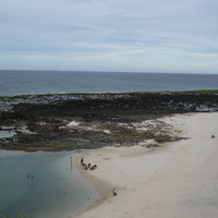 本圖所見為綠島著名的珊瑚礁潟湖─紫坪，位在綠島東南邊，朝日溫泉附近。潟湖附近有茂盛的保育類植物─水芫花和珍貴的陸寄居蟹。