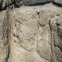西吉嶼玄武岩中的鐵鎂礦物殘餘在岩石的節理及裂隙間，經過長期的雨水入滲及風化作用後，呈現如鐵質鏽蝕般的條紋。
