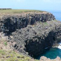 西吉嶼的海蝕崖上可清楚看到西吉嶼的岩層剖面，最上方為玄武岩風化的紅土層，其下層的玄武岩，柱狀節理較明顯，再往下為黃色的砂岩岩層，厚度約1公尺，最下層的玄武岩由於受到風化作用較大，柱狀節理面已經不明顯，大多呈現球狀的堆疊。