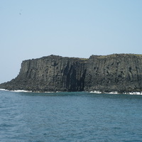 西吉嶼南方柱狀節理的海蝕崖，綿延800公尺，這些海蝕崖有些沿著節理不斷被侵蝕後，逐漸發育成海蝕溝，海蝕溝與兩側的陡崖，形成一線天的地景，從海上觀賞，相當壯觀。