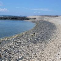 西吉嶼南方的沙灘，綿延長度約700-800公尺，為西吉嶼最大的沙灘，組成成分為珊瑚碎屑、貝類及風化後的玄武岩，黑、白分明的沙灘及礫灘，為具極高品質且少見的海灘。