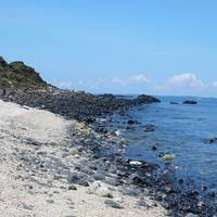 在西嶼坪的碼頭東側有一處沙灘，是此島的唯一的沙灘，沙灘主要由貝類或珊瑚的碎屑組成，並夾雜大量玄武岩碎屑，形成顏色上深淺的對比。