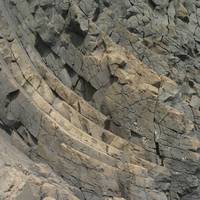 西嶼坪彎曲狀的玄武岩。當玄武岩熔岩停留在較淺層的地底，也就是熔岩在出口底下的火山頸附近停留，就會冷卻形成彎曲狀或似塔狀的柱狀節理，這些節理原本形成於地底，再歷經數百萬年的侵蝕後露出地表。
