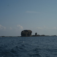 在西嶼坪的北側可遠望南鐵砧嶼，全島由兩支屹立於海蝕平台上的巨大海蝕柱構成，最大的海蝕柱長約50公尺，高約17公尺，島上岩礁全是堅硬的火山角礫岩。