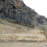 在東吉嶼虎頭山海蝕崖的岩壁上，可清楚看到柱狀玄武岩及砂岩的層理。從海蝕崖剖面可分成3種岩層，最下方為多孔狀的玄武岩，中間部分為沉積岩，最上方為柱狀玄武岩。這種上下岩層不同的特性，推測為兩個不同時期的火山作用間，有一段時間是由沉積作用所堆積而成。