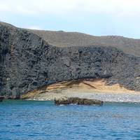 	


鋤頭嶼位於東吉嶼西北方，目前島上無人居住，島嶼上為草原，由於島嶼為方山的地形，要登島並不容易。鋤頭嶼的海蝕崖可看到兩種不同的岩層層理，上方為玄武岩，下方似為沉積岩層。
