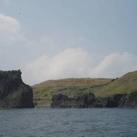 從東嶼坪海上觀賞玄武岩的地景，往海上突出的玄武岩，形成小岬灣的地形，相當特別。