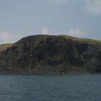 東嶼坪是澎湖群島較年輕的島嶼，北岸岩脈分佈廣，甚至互相截切成垂直狀，東嶼坪的海崖上節理發達，但大多呈現不規則狀。