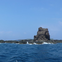 二塭位於東嶼坪西方約1公里處，是由火山角礫岩組成的島嶼，最高點27公尺，外型特殊，遠望形如尖錐狀，為比較高的岩礁。