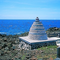 澎湖群島共約有五百座鎮風塔材料，以卵石、砂漿堆砌而成，形式為一逐層收縮的圓柱形塔，鎮風塔可代表澎湖人對於自然環境的態度。