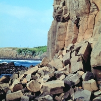 	


柱狀玄武岩受到風化以及侵蝕，最外層風化玄武岩會不斷崩落，並且堆積在坡腳處，終被海浪搬運。而較為新鮮的玄武岩則漸次慢慢出露，海崖也會不斷的後退。
