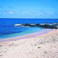 在澎湖經常可發現岩岸與沙岸一起出現的海岸，代表不同地形營力作用下的地景。