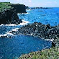 澎湖群島受到多變的地質與海水侵蝕的地形作用，海岸彎曲、變化豐富，形成蜿蜒的岩岸海灣。