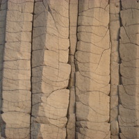 玄武岩柱狀節理。整齊的節理面，具有形狀、顏色、線條、質地之美，形成高品質的地景。
