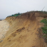 奎壁山地質公園的海岸沙丘，受到海水侵蝕而後退形成海崖。