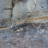 小門嶼的剖面。可看出兩次岩漿噴發的過程，岩石間的接觸變質帶，頗具教學、研究價值。
