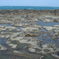 桶盤地質公園的海蝕平台，為一寬約100-150公尺，長約300公尺的平台，景觀獨特。當地人稱為蓮花座。