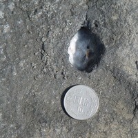 桶盤地質公園的海蝕平台上有許多氣孔，中間有許多鹽的結晶。鹽結晶通常是岩石風化過程中，加速風化的催化劑。