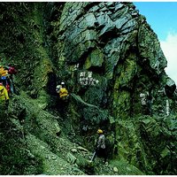 「斷崖」，這兩個白色的字醒目的寫在台灣高山冰冷的岩石上。節理發達的岩層，加上陡峻的坡度，屬於極端的不穩定狀態。若受到營力的作用（如強風、豪雨與地震等等）隨時可能崩落，具有高度的危險性。