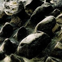 	


野柳經過風化後的豆腐岩。整齊的解理切過岩石後，便成為風化作用的起點。經過歲月的侵蝕後，形成殘留的小岩塊。
