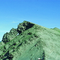 台灣中央山脈的山脊。由本照片說明台灣的中央山脈，除了草原之外，也有傾斜的裸露岩層，主要是一種破碎的黏板岩的岩層。照片所拍攝的地點係位於前往奇萊山的途中。