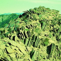 台灣中央山脈山脊上的破碎岩塊。說明高山地區的岩石因為風化作用的關係，造成岩石非常破碎。主要的岩石便是黏板岩。