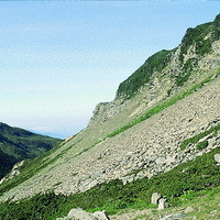 台灣高山上的碎石坡。與上一張照片一樣，由類似的地形作用所形成的一種景觀。