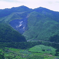 七星山海拔高度約1120公尺，是台灣北部地區最高的一個山頭。由於受到東北季風的關係，此地的植生呈現著一種在台灣其他地區，只有三千公尺以上才有的箭竹林。七星山亦為一火山，由照片中間的小油坑所冒出的蒸汽可以看出後期火山作用的特徵。