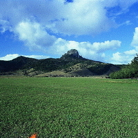 墾丁國家公園的招牌──大尖石山。本照片說明台灣地區低海拔的山容。大尖石山也是因為相對的較為堅硬，而相對突出。由鵝鑾鼻地區望大尖石山，則更可以看出山形成尖狀。