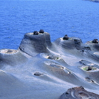 野柳的燭台石。由於岩層內恰有類似燭心的結核，又相對的較硬，也恰好被海水拍打成燭台狀的地貌，因此形成非常特殊且罕見的景觀。