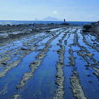 台灣東北角海岸的海蝕平台。由於海水長年的拍打在同一高度上，而慢慢形成一個平坦的平台。然而，海水還是告訴了我們，仔細觀看這平台，岩石仍然有軟硬之別，就像洗衣板一樣。