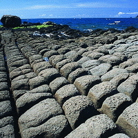 台灣基隆和平島的豆腐岩景觀。岩層因為地殼的擠壓，呈近90度交角的節理面，經過海水拍打後，呈現凹陷的痕跡，這個痕跡除了說明了節理組的傾斜與走向外，也展現了地景之美。