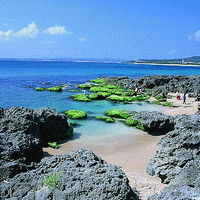 台灣南部的珊瑚礁海岸。台灣的恆春半島是以珊瑚礁海岸為主，珊瑚礁的型態主要是以裙礁為主。