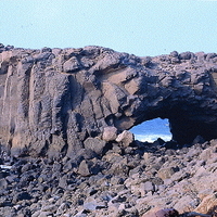澎湖的鯨魚洞。本照片說明了澎湖的玄武岩的柱狀節理受到海水的拍打侵蝕後，形成海蝕洞穴的景觀。