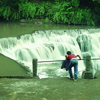 	


基隆河的十分瀑布 。素有台灣的尼加拉瓜瀑布之稱的十分瀑布，是一種簾幕式的瀑布。位於基隆河上游的十分一帶。由於大量的流水，帶來了極大的沖刷力量，也造成瀑布的後退現象。

