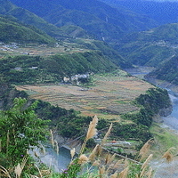 台灣北部地區的大漢溪的溪口台地。大漢溪為淡水河三條主要支流之一，河川經過不同時期的地殼隆起抬升而不斷下切後，形成一階階的河階。