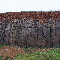 澎湖玄武岩的柱狀節理與風化現象。玄武岩的柱狀節理經過長時間風化後，形成的土壤剖面。本照片除了說明這些柱狀節理外，同時說明了玄武岩的柱狀節理的景觀。　