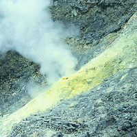 陽明山國家公園小油坑的硫氣孔與水蒸氣。火山地區的硫氣孔，呈現著黃色的硫黃結晶，與蒸氣互相呼應呈現聲色之美。