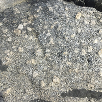 偉晶花岡岩近照。照片中可以見到許多可稱為「偉晶」結晶體的礦物。這代表在岩石在形成的過程中，有較長時間的穩定環境，使這些礦物能夠慢慢結晶。