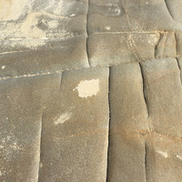 岩體上兩對直交的節理，組成近似十字的花紋。其中下方垂直方向的節理沒有與上方相接，極有可能是發生了位移錯動的情況。這些位於海岸的露頭與節理，也是最典型的岩石節理的特色。