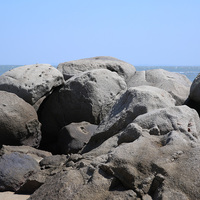 金門海岸的岬角上，有時矗立著巨大的花岡岩岩塊。這些岩塊常受到海水的侵蝕作用，慢慢變得圓滑的巨礫。可以看出堅硬如花岡岩者，仍不敵歲月及海水的侵蝕。