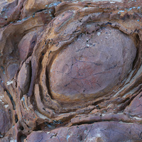 烈嶼青岐海岸，是由玄武岩組成。在風化的過程中，因為組成相當的厚層且均質，在風化作用時會成同心狀的剝離，成為洋蔥狀風化。照片中的礫石正呈現層層剝離，是洋蔥狀風化的標準型態。