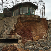 位於海岸岬角上的碉堡，因為下方岩壁已經受到海浪拍打發生崩落，未來很有機會發生支撐不足而崩落的情況。海岸碉堡在金門相當常見，要如何在自然環境下保存這些歷史遺跡也是相當重要的課題。