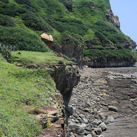 在海蝕崖下方的平台上，可以看到堆積大大小小的石塊，這些石塊是海蝕崖上的岩石長時間經過侵蝕風化作用而崩落的，也是海崖後退形成海蝕平台的成因之一。