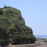 鼻頭角的海崖呈現凹凸不平的型態，可以看到在海崖的底部有些呈現向內凹的景象，這是因為岩層的岩石軟硬不同產生的差異侵蝕現象，突出的岩層以砂岩為主，頁岩則因抗風化侵蝕較弱，因此往岩層內部逐漸凹陷。