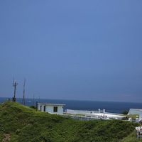 照片右側白色圓形的燈塔，就是鼻頭角燈塔，燈塔的功用主要是引導海上船隻航行的安全，因此大部分的燈塔都興建在海崖邊，此處也是欣賞海岸風景的最佳場所之一。
